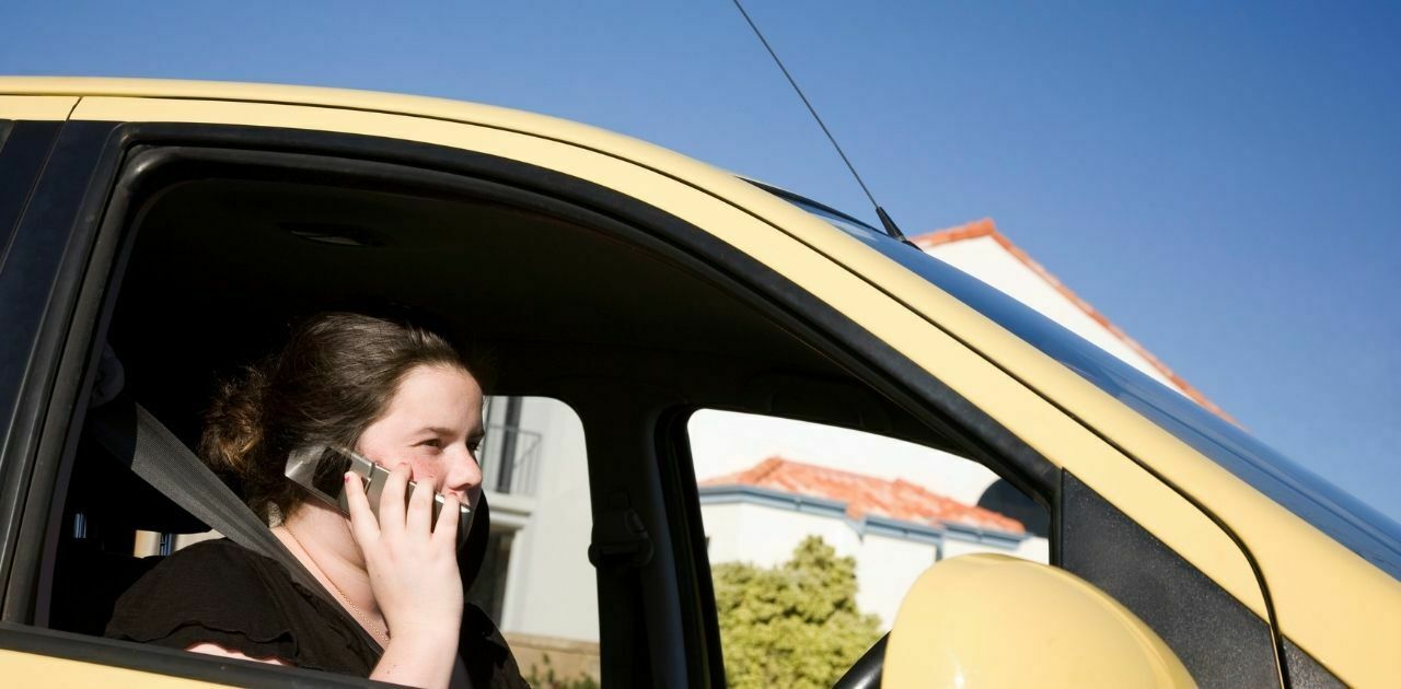 Je bekijkt nu Wanneer Mag je op je Telefoon in De Auto